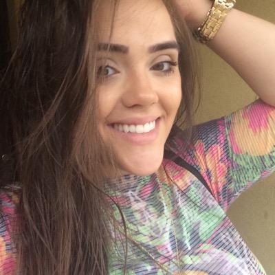 Maquiadora, 18anos e brasileira.