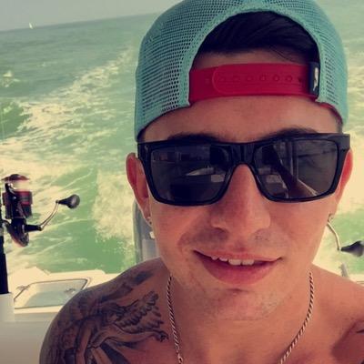 JohnnyGulick's profile picture. 21 / Clearwater FL / 
Realitys boring chase dreams