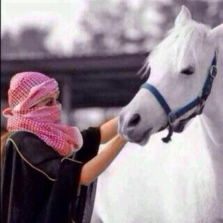 ••❥ إذالمرجلہ لبس شماغ وعقال قل للعذاراء يلبسن العمايم ولولمرجلہ صارت بحب الخشوم اللہ يلعن والديها» مرجلہ «أدعسس ؏ خشم الردي واتعداھ وإذابغيت الشي جبتہ طناخہ✌☺→