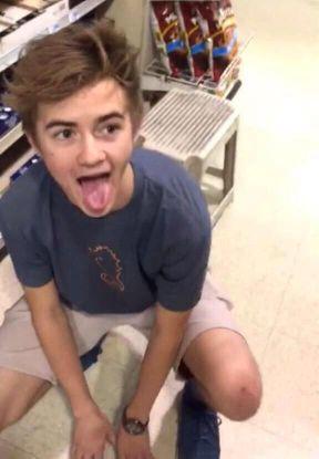 follow @SMASHINGJACKS because she gave you this free follow :)