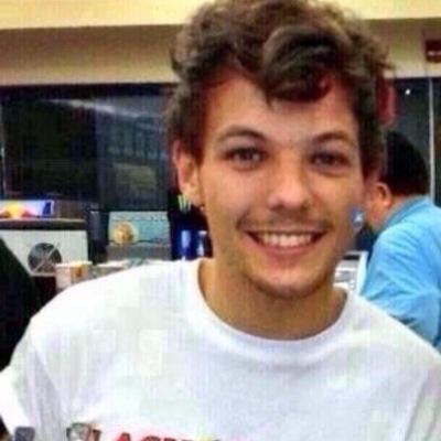 follow @omqtomlinson she follows everyone back