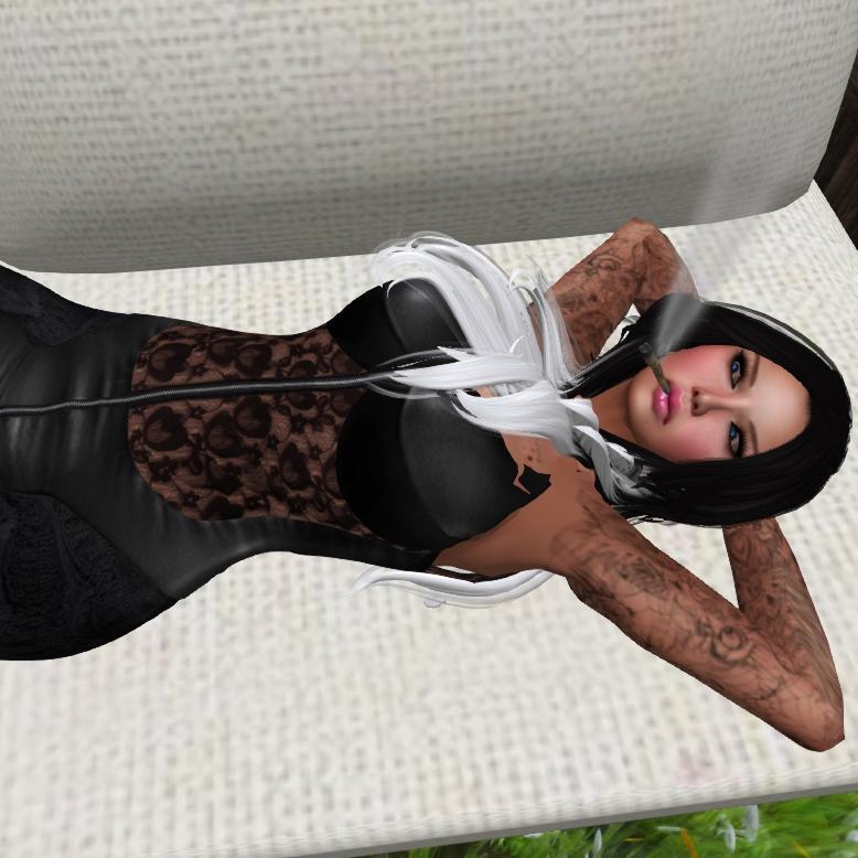IC twitter for Amber 'Skunk' Demetria (DawnieSilver) Your #1 girl for all intoxication needs, if you catch my drift. 23.