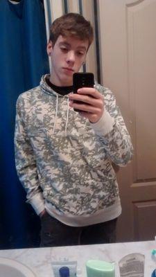 I like to draw , my favorite subjects:math,P.E, Core,sci.,and I LUV FRENCH!!!!!!!! and I play hockey http://t.co/OdELroXl
