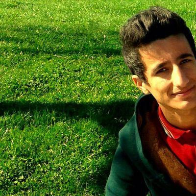 Zaten senin gülüşün benim en sevdiğim mevsim.