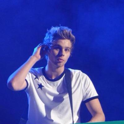 dont follow this account follow @goshdangitluke!!!
