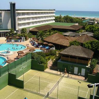Hotel tranquilo de cuatro estrellas ubicado a primera linea de playa en Canet de Berenguer, una población costera muy cercana a Valencia.
