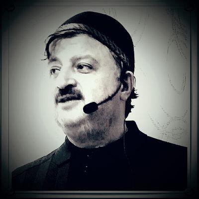 BA Islamic Univ. of Madinah.
MA,Phd. Univ.of Marmara .
Arabic calligraphy & Marbling artist
Founder of Rumi Art Institute 

 https://t.co/l3LLQraAge
