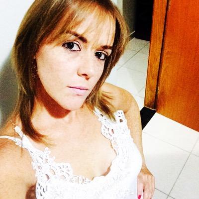 ...Enquanto me admira em silêncio me julga em voz alta...