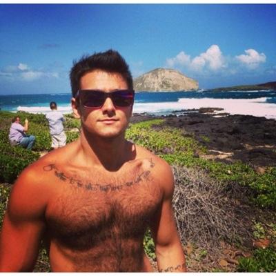 Advogado.
 Instrutor de Snowboard.
 Atleticano com orgulho.
 Aficionado por MMA.