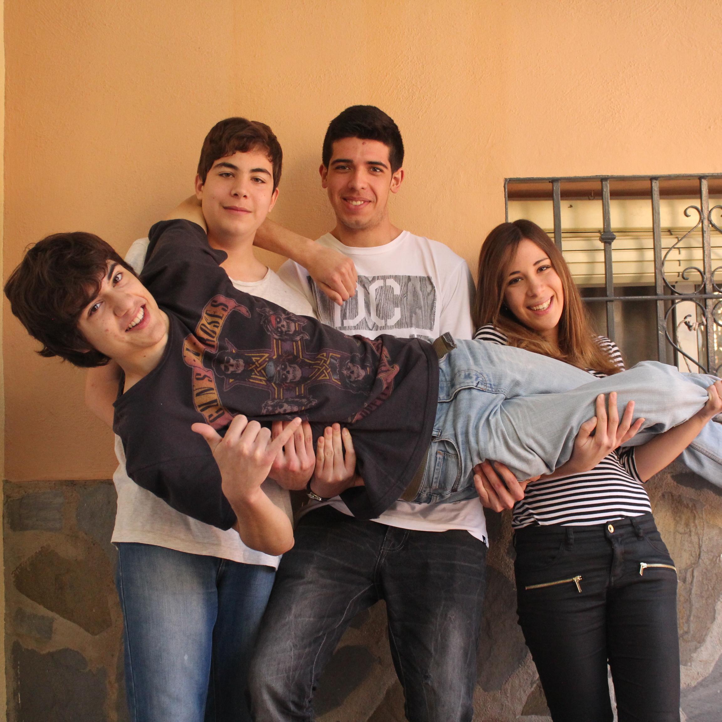 Grupo de rock de Motril compuesto por Salva Mangas (vocalista,guitarra), Pablo Estévez (guitarra, piano), Pablo Arellano (batería) y Lara Arellano (bajo).