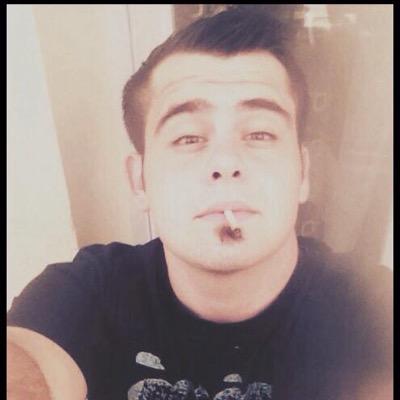 j'allume une clope en pensant a celle d'après pendant que j'la fume; comme une pucelle dans un gangbang j'en branle pas une.