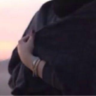 ‏انا امرأةٌ شرقيةُ الهوَى
لا أعشقُ رجلٌ تحتلهُ غيرِي
ويتباهى بالمُعجباتِ منْ حوله
فإن لم يكتفِي بِي وبنبضِي
سأمنحه حريتةٌ و ليهْنأ بسجُونهِم