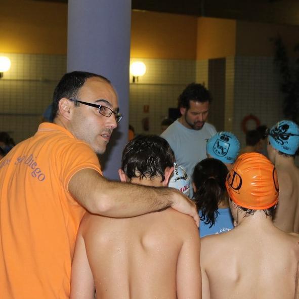 Coordinador de Natación Gsd Alcalá. Profesor EF. Papi por partida doble.  Loco del tenis, la montaña y la paella.