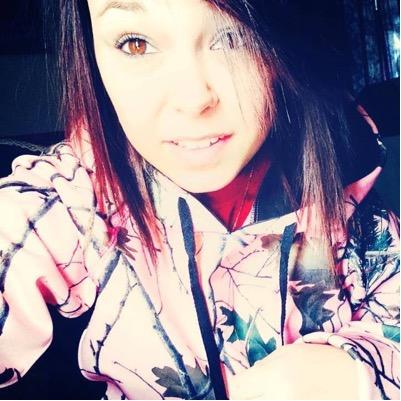 name is shania nicole 
single 
19 
i love mgk and justin bieber