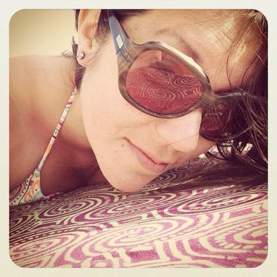 Editora, dramaturga, guionista. Me encanta escribir, viajar y comer. Y todo eso hago. Autora y directora de #LoQueLlevasDentro, obra de corazón feminista 💪
