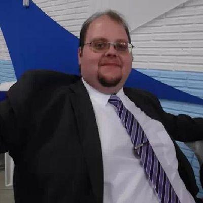Um Pai Amoroso 
Prazer Marco, tenho 38 anos, trabalhei 14 anos numa empresa até sofre um acidente em que hoje estou com 5 hérnias estouradas.