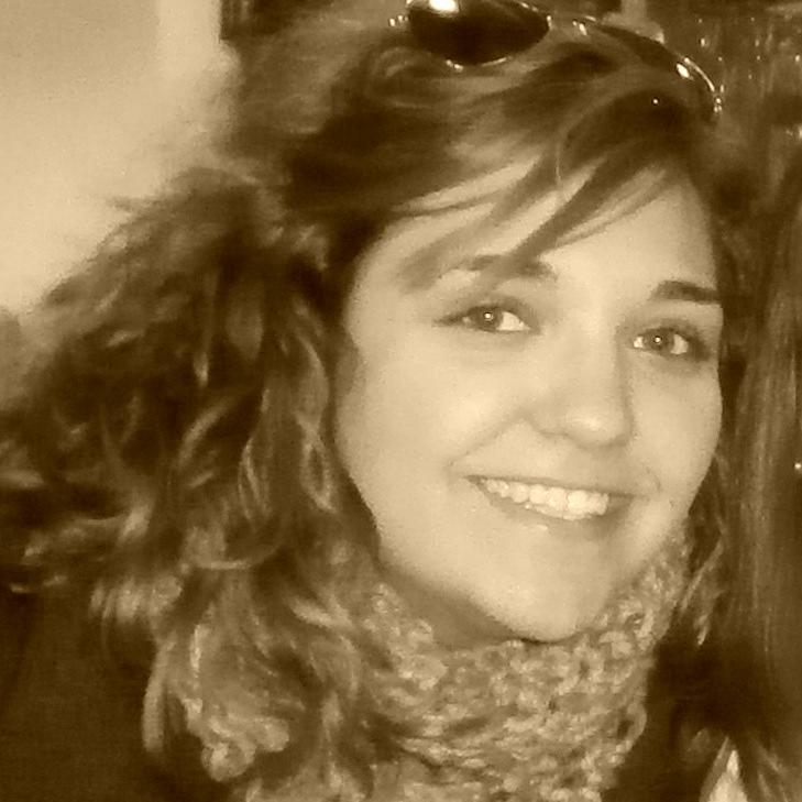 Maestra de Ed. Infantil. Amante de la música, el futbol, la lectura, la fotografía, el sofá, los viajes y el mar. Soñadora empedernida.