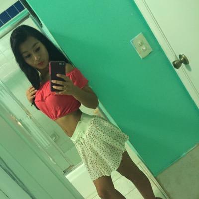 ️Media Cubana y salvadoreña❤️ Edad 1⃣7⃣. Me encanta bailar. fiel,amorosa,y penosa, soy la reina de los poemas. Besos muahhhhh.