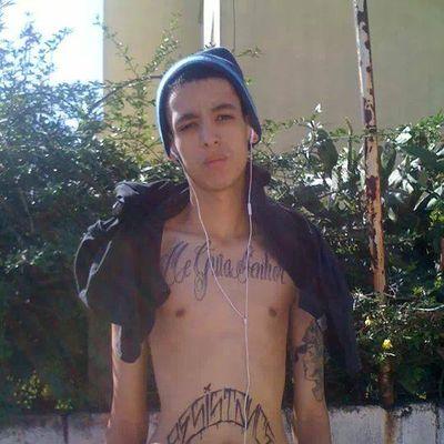 Nasceu no gueto 
as patricinha acha ele gato.
Mas odeia o mundo é vagabundo e não quer nem contato