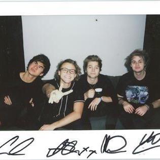 like 5sos? go follow @obvhemmings and @juliannaxhp for dms to Michael & Luke! follow them or i unfollow :) thank you!