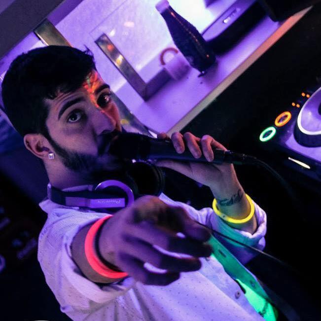 DJ en Mallorca. Amante de la música y la vida. Alegria en estado puro. Haciendo el tonto no se pasa mal. Sigueme y veremos... ✌️