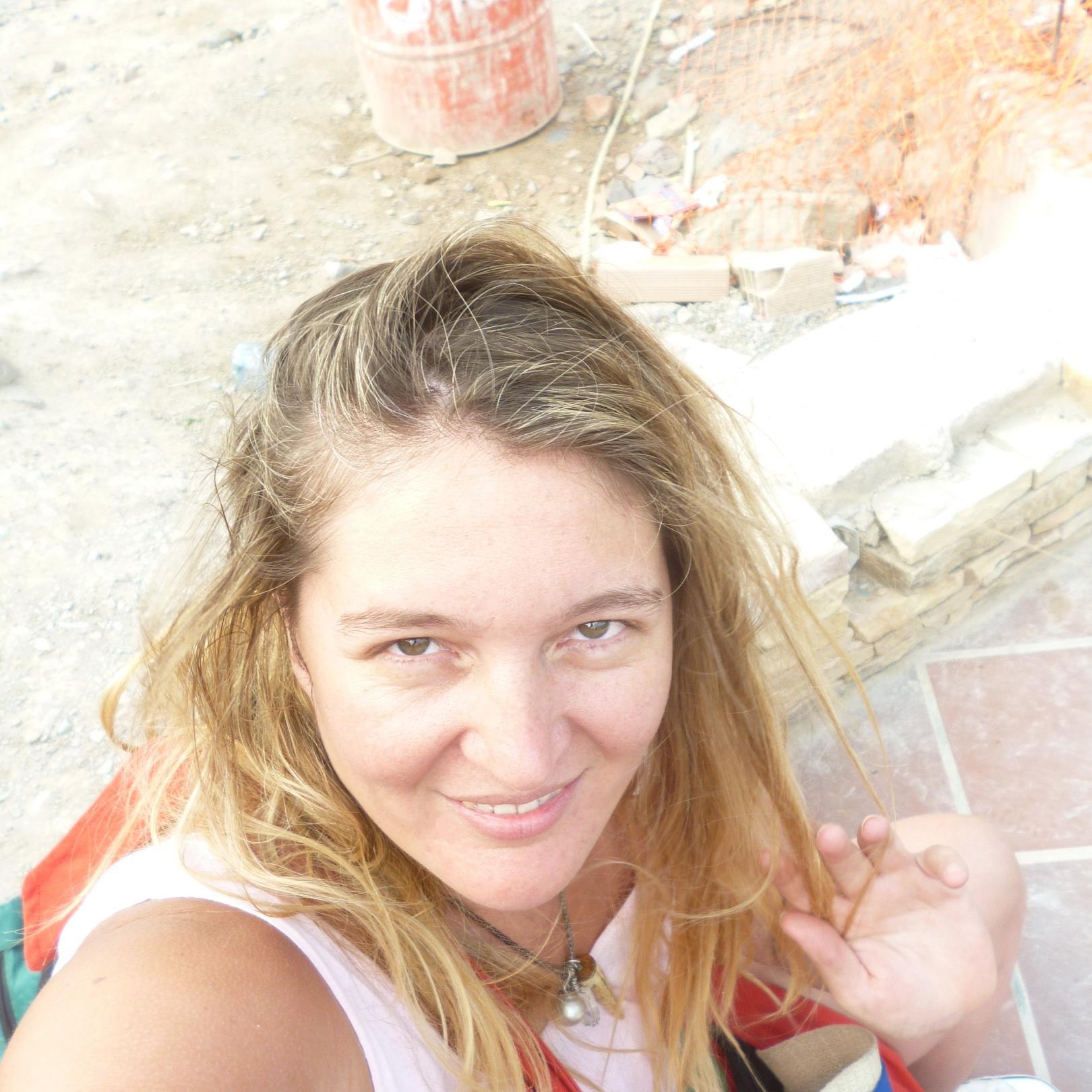 Quemando los tronos donde reinen dudas.-Estoy hecho a pintar mis suelas, del color del polvo de donde yo quiera. Mis sueños pasean por cualquier acera.