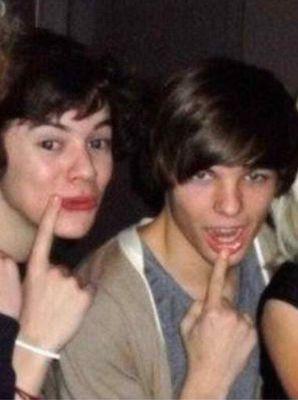 OFERECER BOQUETE PRO MELHOR AMIGO SEMPRE FAÇO ISSO AF LARRY EH TÃO AMIZADE