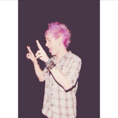 madyson||makayla|| if you wanna be shipped with a member of 5sos? send us a picture of you and comment a number.☹/5