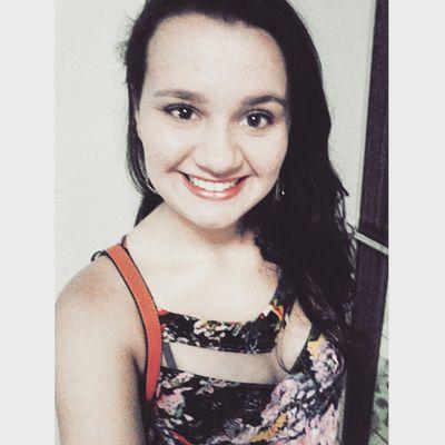 Não sou de demonstrar sentimentos, mas sou cheia deles. Eu sofro em silêncio, amo com o olhar e falo por sorrisos.