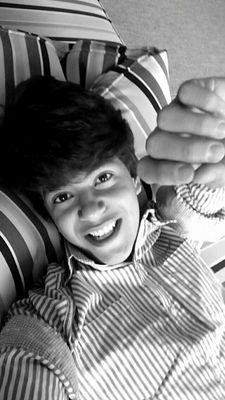 Ninguém é tão feio como na identidade, bonito como no Orkut,
feliz como no Facebook, simpático como no Twitter e ocupado
como no MSN
