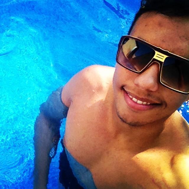 18 anos, solteiro.                                                                                            Segue ai vai ! :P