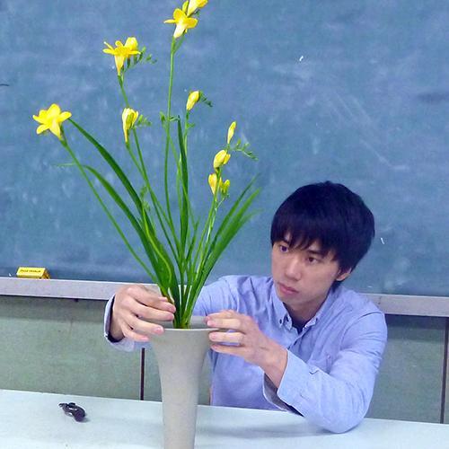 池坊生け花を稽古しています。お花を生けると心が安らぎ、生けられたお花を見る人の心も安らぐ。少しでも多くの人の心が癒されます安らぐように。岐阜県多治見市