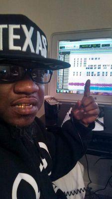 Born an raised in N.St.Louis Mo. C.E.O of sho me state records.. always Derrty E.N.T...Def Jams records..Support good music.. http://t.co/ruIcGhg7zo.