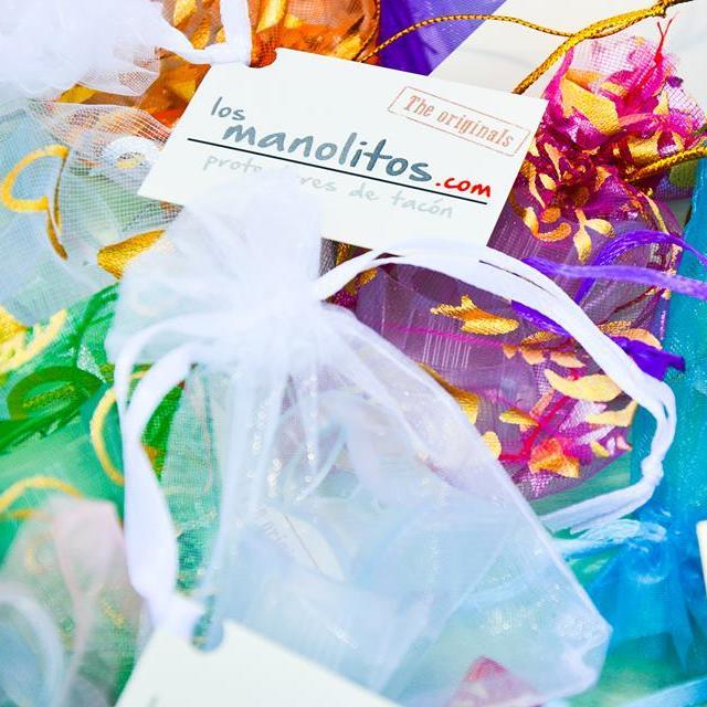 Los Manolitos son unos protectores de tacón. Protegen tus tacones de suciedad y evitan resbalones o hundimientos en superficies blandas.