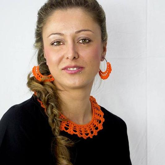 Siamo un negozio alla moda dove poter dar spazio alla fantasia personalizzando la propia vita con colore da indossare
