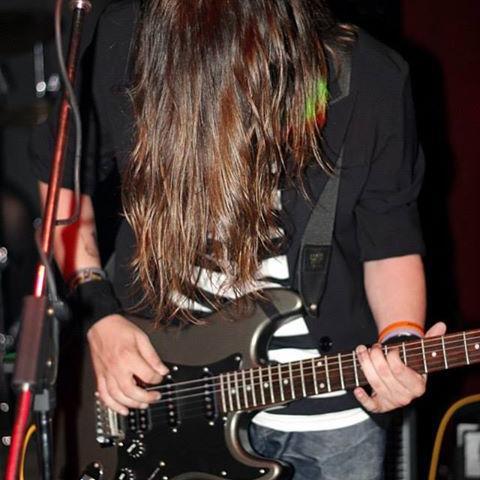 Loser musician with 10 fingers and 10 toes