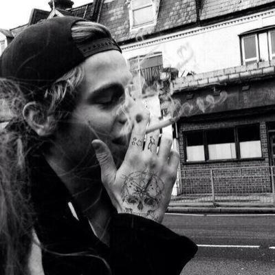 follow @lostbxyniall please ilysm