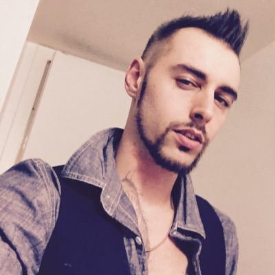 m_i_k_i_e's profile picture. Loves to kitesurf, raised on the beach.