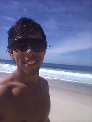 Virginiano, violão, música, rock *-*, amigos, sorridente, bobo.