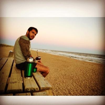 Periodista y Productor de Radio. Primera Vuelta lunes 21 hs. Un dia de Furia misma hora. AM 1070. 
Rmlivetv. Hincha de Boca.