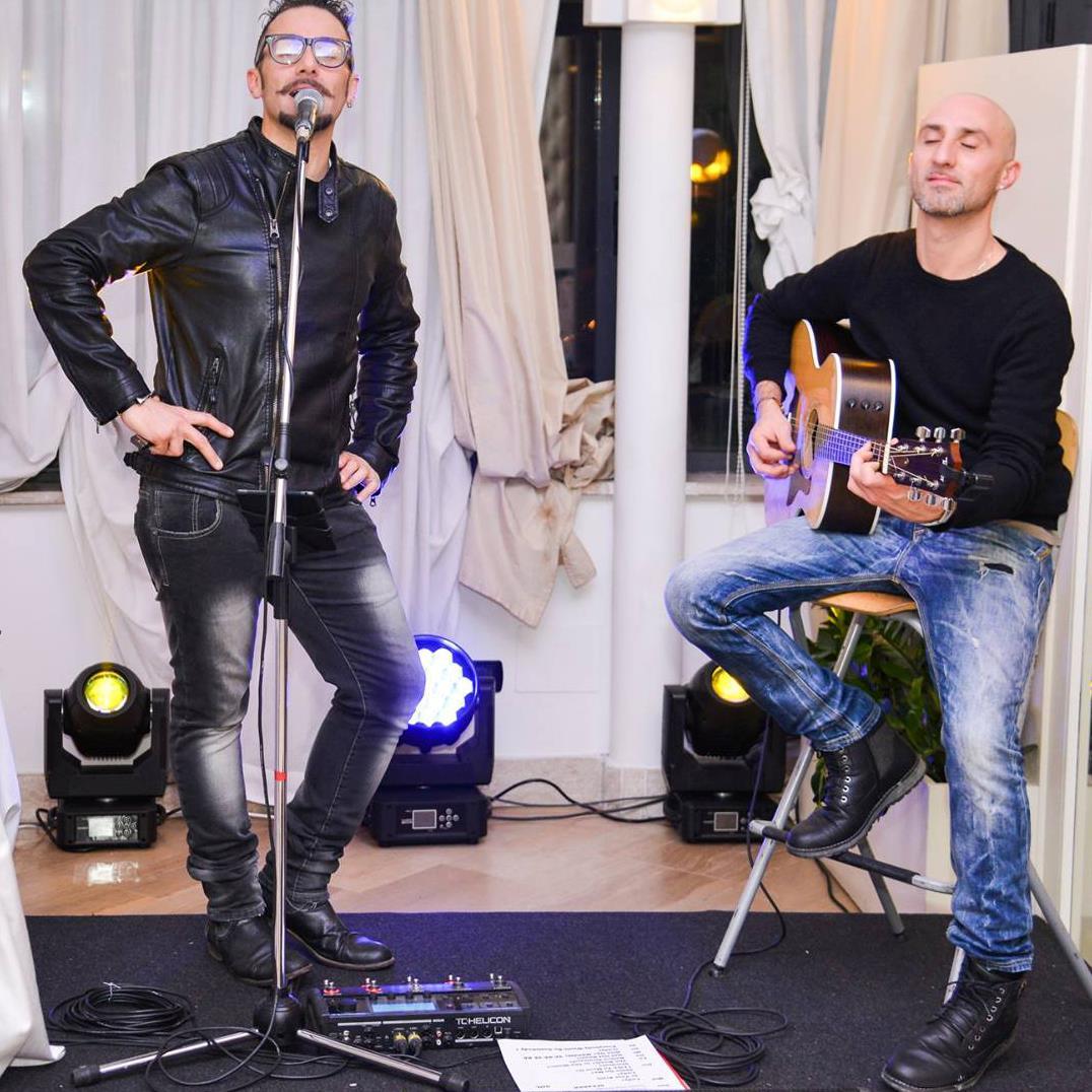 RadioAcoustic, un appuntamento sonoro che nasce dall'incontro tra una chitarra e una voce, un concept radiofonico dinamico che permette di vivere la radio..