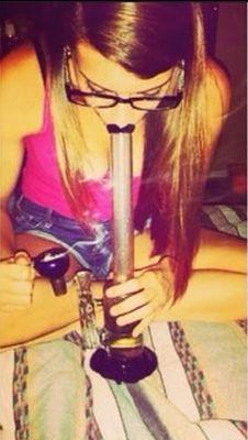 bluntedbabe_'s profile picture. lets get high and makeout