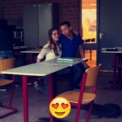 Niemand houd me tegen,ik wandel op men eigen benen ze zeggen dat ik niet veel kan lekker voor je roep ik dan