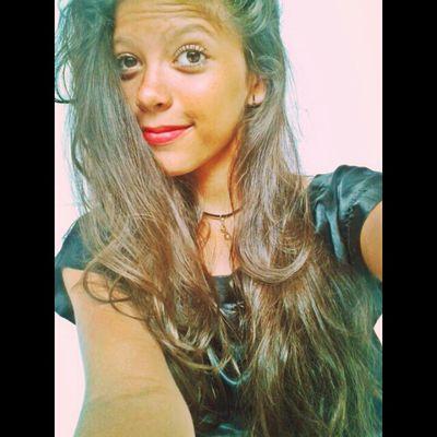 Menina com jeitinho de moça educada