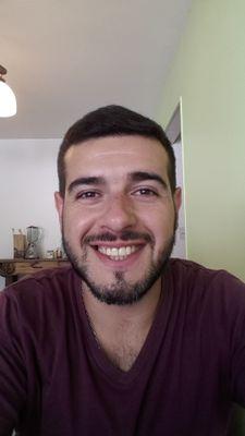 Amante de la vida y los animales, del buen vino y la cocina. Un romantico incurable, un eterno soñador. Un paisaje sin sombras, un amante de vocacion.