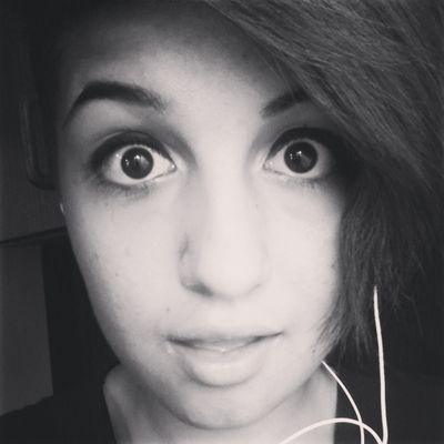 Soy amante del rock♥ y de los youtubers♥. y tambien amo joder ala gente. ⊙︿⊙