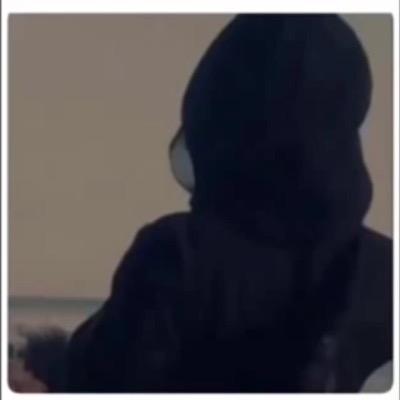 mahra556's profile picture. عنيده 
لكن دمعتي قريبہ'ة  . .  
اسآمحح لكن صعب أنسى
آحب بسرعہ و مستحيل آكرهہ   
آتضايق لكن لاآحد يفهمني  
و آلتزم الصمت