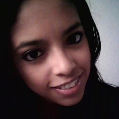 Estudiante de publicidad y relaciones públicas, enamorada de su carrera, la música y la vida en general