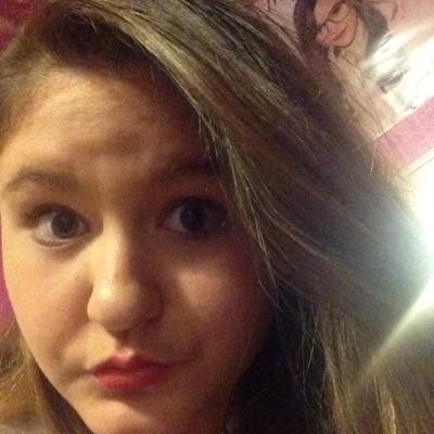 hi my name is sarah im 14 years old and im looking for a bf i live with my mum brother sister and mums bf and i have a dog milly im still in high school