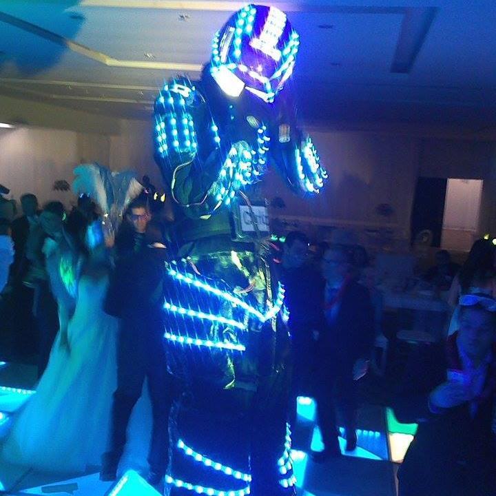 (soundfireEventos) nos especializamos en zanqueros , show electronicos , sonido e iluminacion ,hora loca y mas.. telfn : 04249632458